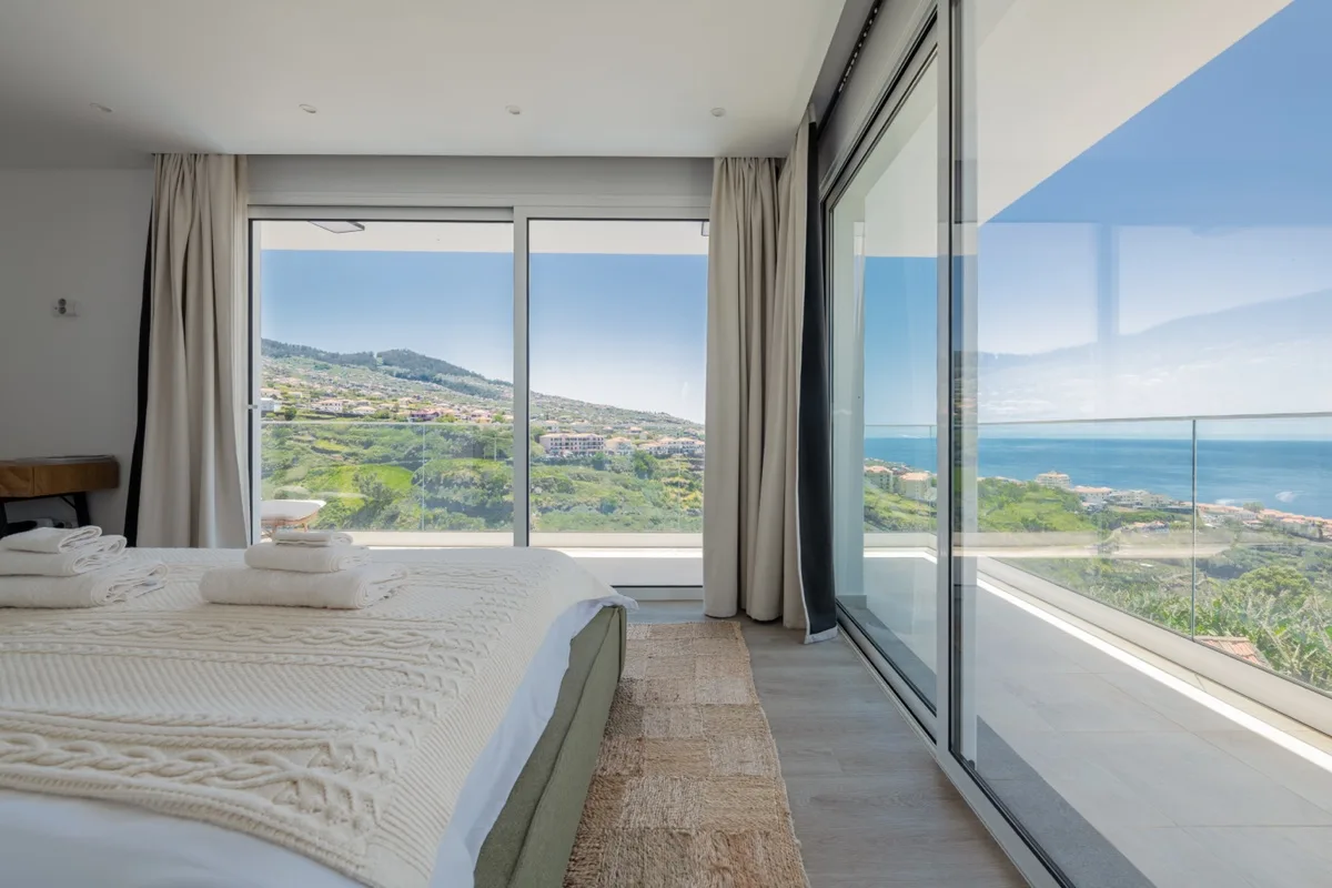 Bedroom open to the panorama