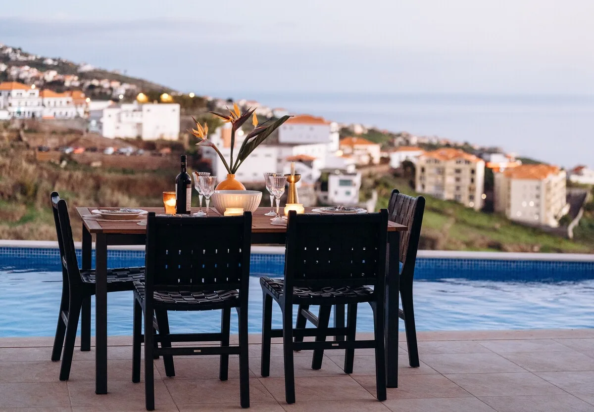 Dinner at the pool's edge